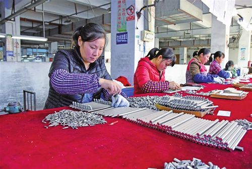 11月3日,工人在重庆顺生金属制品生产车间包装不锈钢把手.